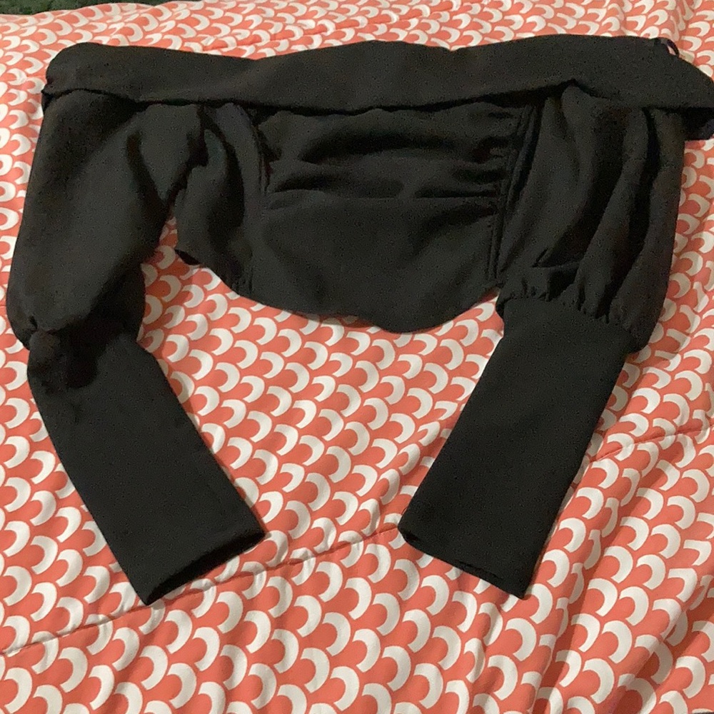 Cute crop top with zipper on the back!